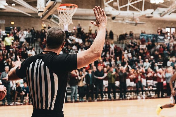 La signification des signaux d'arbitre au basket